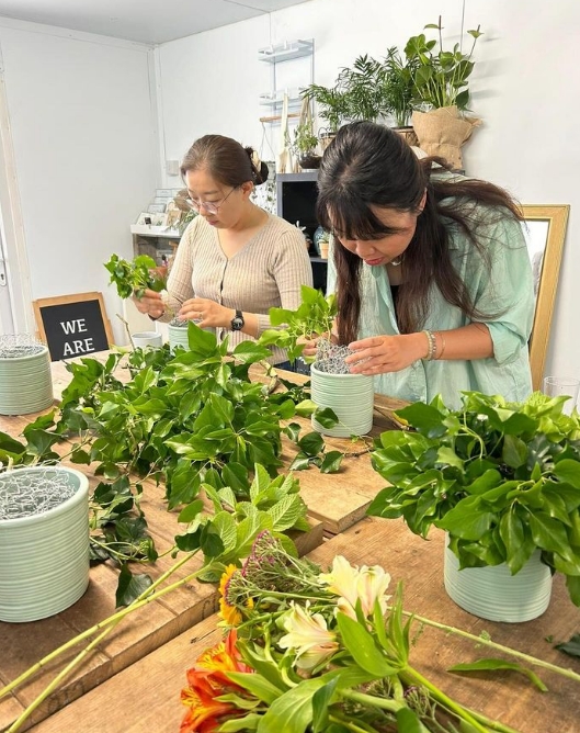 Flower school in Bedfordshire with mothers day flower arranging workshops for mums and daughters